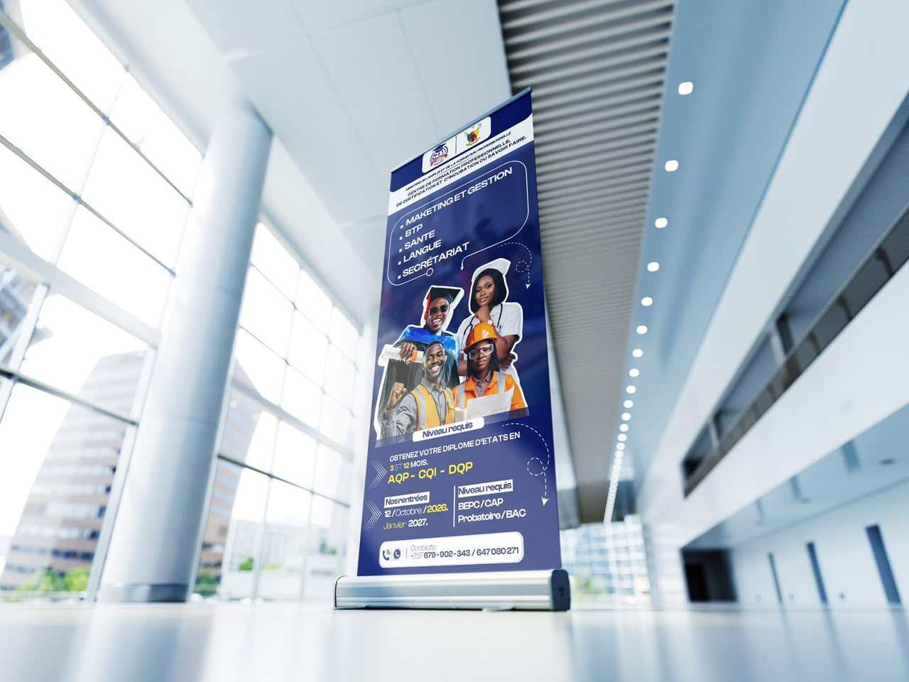 Kakémono du CFP-CERISAF dressé dans le hall du centre, à Fouda.